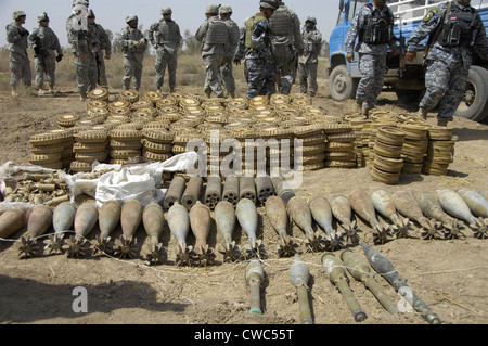 Irakische Nationalpolizei und uns Soldaten entdecken ein Waffenlager von 29 120-mm-Mörser runden 466 2.2 75 2.4 Bergbau sieben Stockfoto