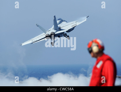 US Marine f-18 Hornet Flugzeug startet aus dem Flugzeugträger USS Abraham Lincoln in den Golf von Oman. 20. Oktober 2010. Stockfoto