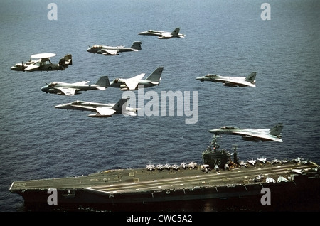 Flugzeugtyp zugewiesen, der nuklear angetriebene Flugzeugträger USS GEORGE WASHINGTON fliegen über das Schiff. Die Flugzeuge sind E-2 C Stockfoto