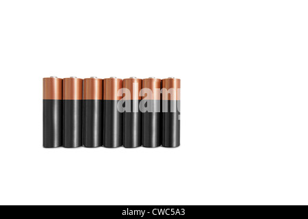 Nahaufnahme von Batterien hintereinander auf weißem Hintergrund Stockfoto