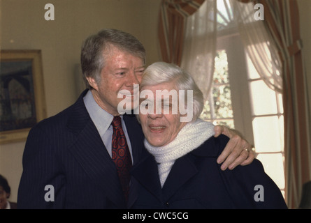 Lillian Carter den Präsidenten aktive Mutter bezahlt einen kurzen Anruf auf ihren Sohn nach ihrer Rückreise aus Indien. Stockfoto