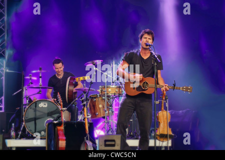 CAMBRIDGE UK, 28. Juli 2012: Seth Lakeman zeitgenössische Volkskünstler erklingt in der Cambridge Folk Festival, UK Stockfoto