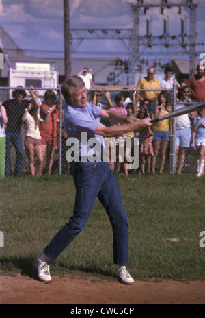 Jimmy Carter an bat bei einem Softball-Spiel in seiner Heimatstadt Plains Georgiens. 7. Juli 1977. Stockfoto