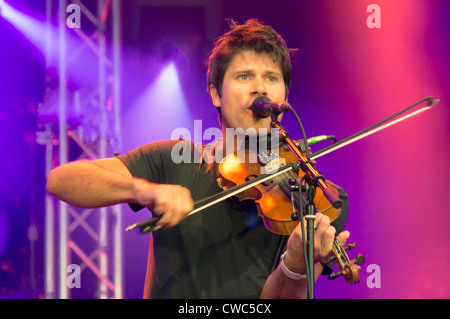 CAMBRIDGE UK, 28. Juli 2012: Seth Lakeman zeitgenössische Volkskünstler erklingt in der Cambridge Folk Festival, UK Stockfoto