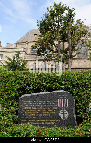 Gedenkstein zu Ehren der Résistance-Kämpfer befindet sich in Place Jean Moulin in Saint-Malo Stockfoto