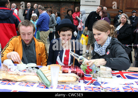 Großen Mittagessen Straße Teil in Piccadilly in Queens diamantenes Jubiläum feiern in London 2012 Stockfoto