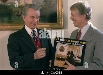 Senator Robert Byrd 1917-1910 Präsident Jimmy Carter eine Kopie seiner Schallplattenalbums MOUNTAIN FIDDLER präsentieren. Ca. 1978 Stockfoto