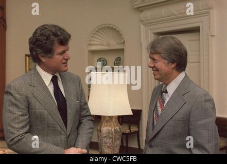 Senator Edward Kennedy 1932-2009 trifft sich mit Präsident Jimmy Carter im Oval Office im Jahr 1977. Stockfoto