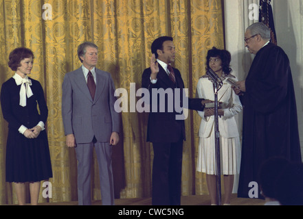 Supreme Court Justice Thurgood Marshall schwört im ehemaligen Georgien Vertreter Andrew Young als der erste Afroamerikaner Stockfoto