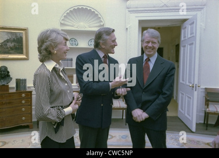 Präsident Jimmy Carter grüßt Schauspielers Kirk Douglas und seine Frau Frau Anne Buydens Douglas. 16. März 1978. Stockfoto