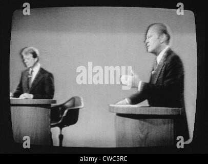 Präsident Gerald Ford und Jimmy Carter im Fernsehen während ihrer ersten Präsidentschafts-Debatte. Umfragen nach der Aussprache Stockfoto