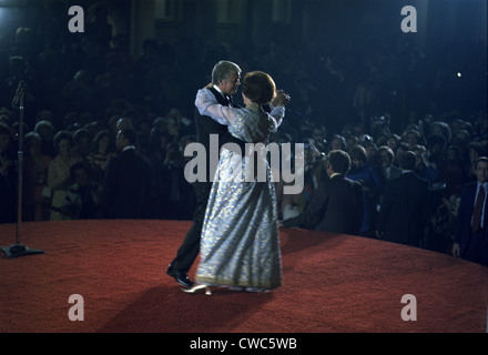 Präsident und Rosalynn Carter am Inaugural Ball tanzen. Frau Carter enttäuscht die Modebranche durch das Tragen einer sechsjährigen Stockfoto