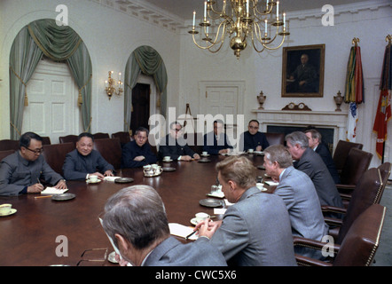 Chinesischer Vize-Premier Deng Xiaoping und US-Präsident Jimmy Carter in einem high-Level Meeting mit senior Berater während Deng Stockfoto