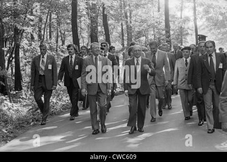 Jimmy Carter Menahem beginnen und israelische Delegation Spaziergang in Camp David. Die Delegation war entscheidend für den Erfolg von der Stockfoto