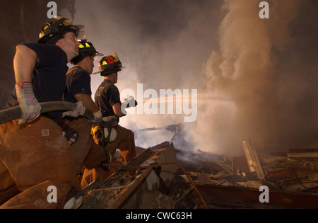 New York Feuerwehr weiterhin lodert am Ground Zero kämpfen acht Tage nach den Anschlägen von 9 / 11. 19. September 2001. Stockfoto