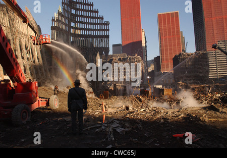 Arbeitnehmer besprühen die immer noch schwelende Rumble mit Wasser auf das World Trade Center Site sechs Wochen nach den Anschlägen von 9 / 11. Orange Stockfoto