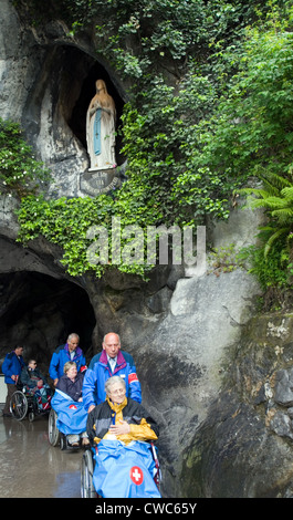 Gläubige beten an der Grotte Massiabelle in Lourdes, Frankreich Stockfoto