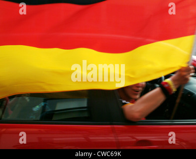 Berlin, Autokolonne deutschen Fußball-fans Stockfoto