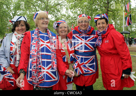 Frauen, die gekleidet mit Union Jack-Flaggen auf Diamant-Jubiläum feiern in London 2012 Stockfoto