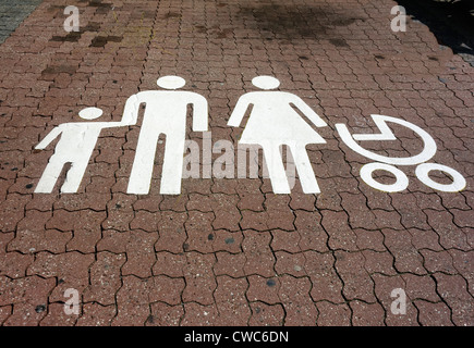 Einen ausgewiesenen Parkplatz in einem Supermarkt bestimmt nur für Familien Stockfoto