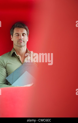 Man ruht mit geschlossenen Augen in einem Büro Stockfoto