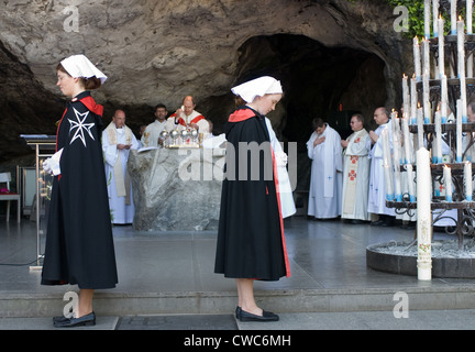 Gläubige beten an der Grotte Massiabelle in Lourdes, Frankreich Stockfoto