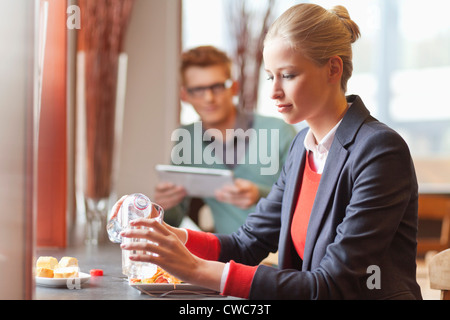 Geschäftsfrau mit Mittagessen in einem restaurant Stockfoto