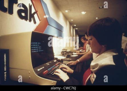 Ein AMTRAK Arbeiter an einem Computerterminal ruft Informationen über Platzangebot und Preise und kann Reservierungen eingeben. Diese neue Stockfoto