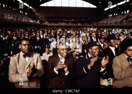 Afroamerikanische Männern applaudieren Black Muslim Führer Elijah Muhammad während seiner jährlichen Retter Annan in Chicago. März 1974. Stockfoto