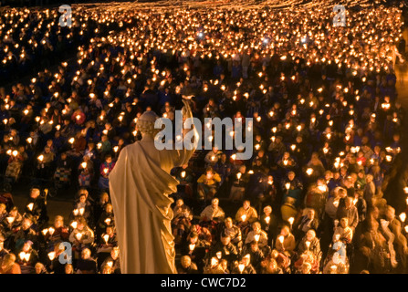 Abendliche Lichterprozession in Lourdes, Frankreich Stockfoto