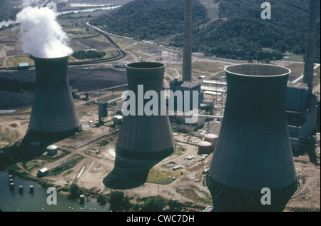 Wasser, die Kühltürme des Kraftwerks John Amos ist ein Kohle angeheizt Erzeugungsanlage in West Virginia. Ca. 1973-75. Stockfoto