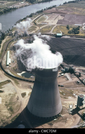 Dampf steigt aus einem massiven Kühltürme von der John Amos Blockheizkraftwerk, das Strom aus Kohle erzeugt eine Stockfoto