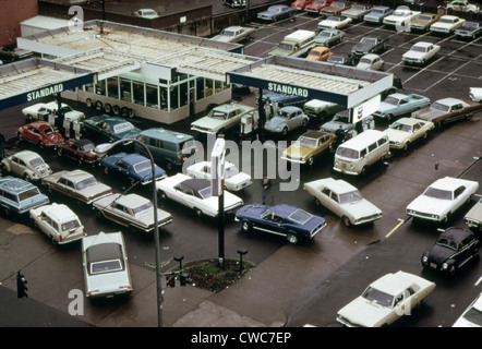 Vogelperspektive auf einer Tankstelle in Portland, Oregon mit Autos aufgereiht, um nur fünf Gallonen Kraftstoff zu empfangen, während die 1973 / 74 Stockfoto