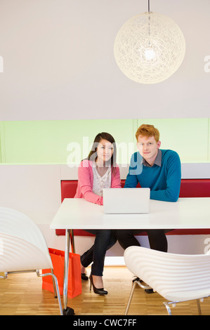 Business-paar auf einem Laptop in einem Büro arbeiten Stockfoto