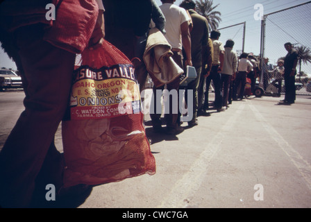 Illegalen mexikanischen Einwanderer, die US-Bauernhof Arbeitssuche werden von uns Border Patrol Ca nach Mexiko an der Calexico-Station zurückgegeben. Stockfoto