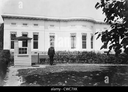 Polizei-Box und Wache im hinteren Teil der Westflügel des weißen Hauses. Mitte Links sind die drei Fenster des Oval Office Stockfoto