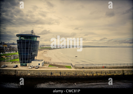 Blick auf den Aberdeen Harbour Control Tower, genommen, da die Fähre den Hafen verlässt Stockfoto