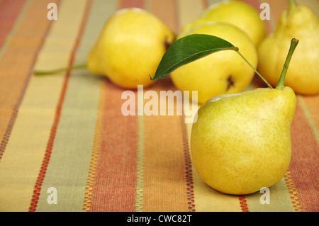 RIP frische Birnen auf bunte Tischdecke Stockfoto