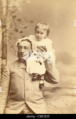 Franklin Roosevelt statt von seinem Vater James Roosevelt 1828-1900. FDR ist 16 Monate alt in diesem 1883-Foto. Stockfoto