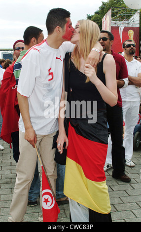 Berlin, küsst Deutsch-tunesische paar auf der Fanmeile Stockfoto