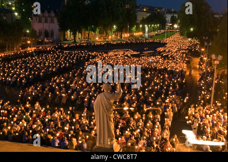 Abendliche Lichterprozession in Lourdes, Frankreich Stockfoto