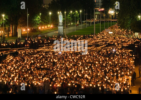 Abendliche Lichterprozession in Lourdes, Frankreich Stockfoto