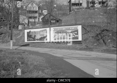 Duell-Plakat in der Nähe von Kingwood West Virginia Werbung für Coca-Cola und eine politisch motivierte wirtschaftsfreundliche Zeichen feiern Stockfoto