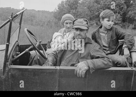 Eine mittellose Familie mit ihrem alten Auto in Ozark Bergen während der großen Depression. Oktober 1935 Foto von Ben Shahn. Stockfoto