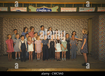 Schülerinnen und Schüler einige barfuß singend auf einer Bühne Pie Stadt New Mexico. Bühnenvorhang Beiträge anzeigen von lokalen Stockfoto