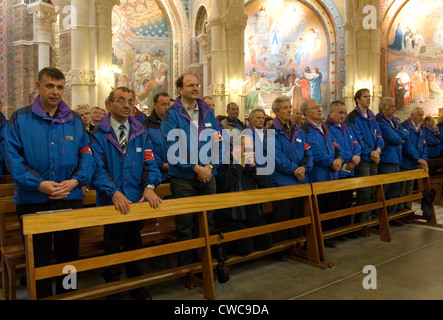 Masse in der Rosenkranzbasilika in Lourdes, Frankreich Stockfoto