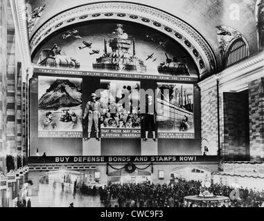 Grand Central terminal Wandbild. Eine riesige Foto-Wandbild über die Grand Central Station Concourse fördert Verteidigung Anleihen und Briefmarken. Stockfoto