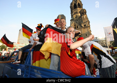 Berlin, Fußball-fans-WM 2006: Fans Reiten auf vans mit Deutschlandfahnen Stockfoto