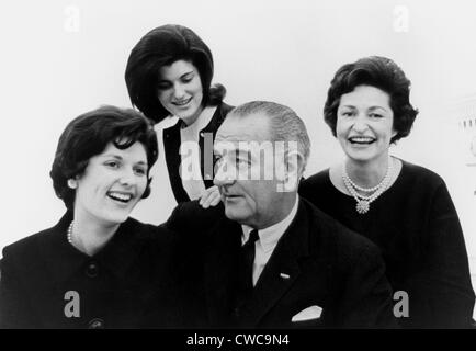 Präsident Lyndon Johnson Familienporträt. Lynda Johnson, Luci Johnson, Präsident Lyndon Johnson, Lady Bird, aber immer noch lächelnd Stockfoto