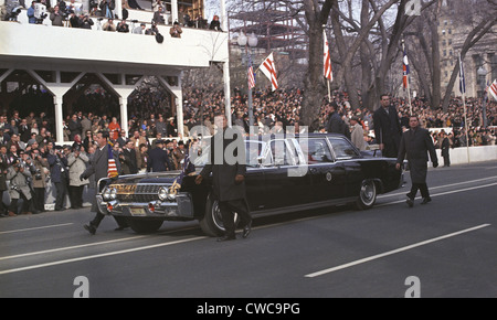 1965 Einweihung Parade. Lyndon und Lady Bird Johnson Welle Massen von innen die Presidential Limousine. Nach der Kennedy Stockfoto